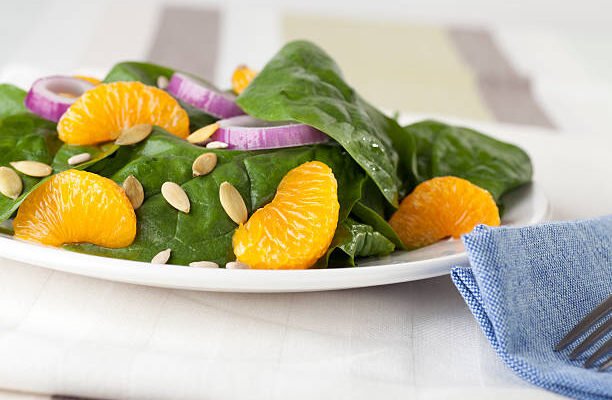 Salade fraîche aux épinards et mandarines