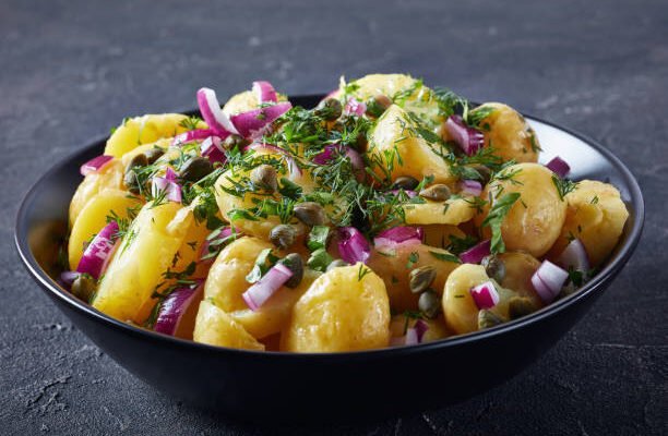 Salade tiède de pommes de terre aux olives et oignons rouges
