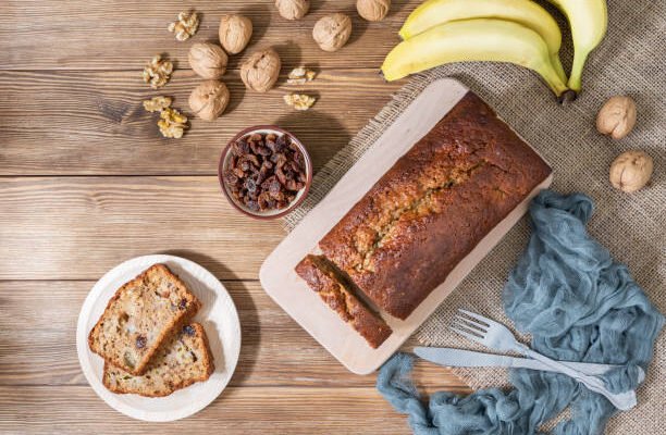 Muffins ou pain aux bananes, raisins secs et noix