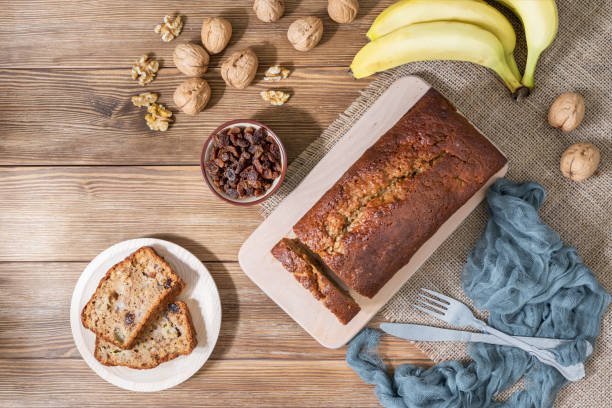 Muffins ou pain aux bananes, raisins secs et noix