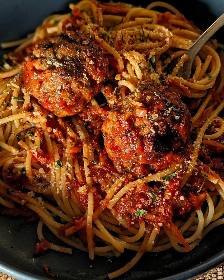 Spaghettis aux boulettes aubergines et sauce tomate