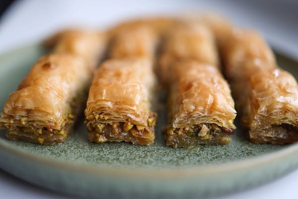Baklava léger en sucre, généreux en fruits secs
